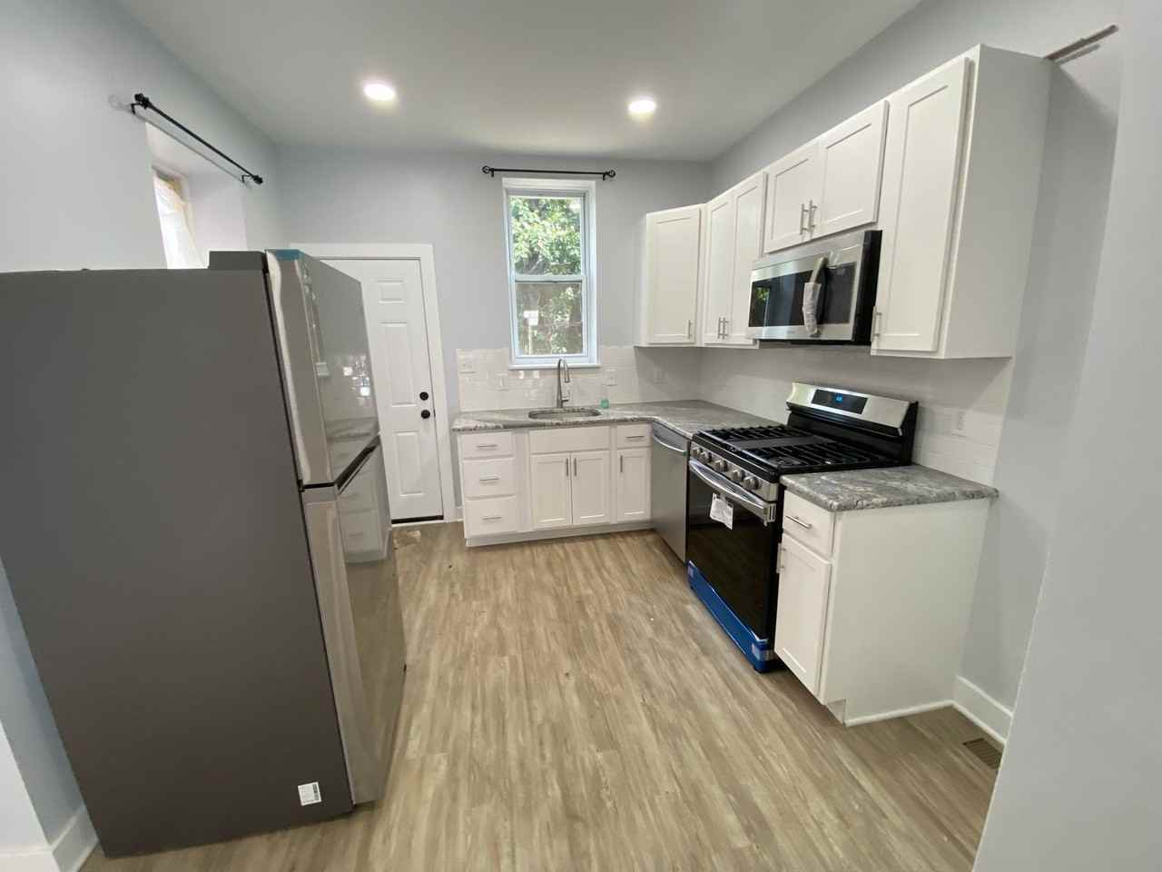 1231 S Peach St - Photo 3 of 11