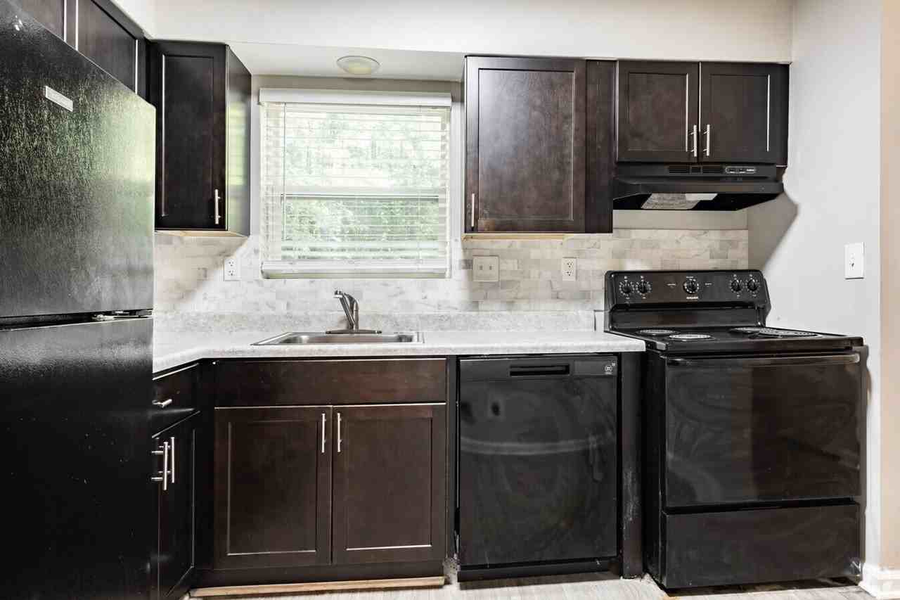 1914 Bodwin Pl - Photo 4 of 18