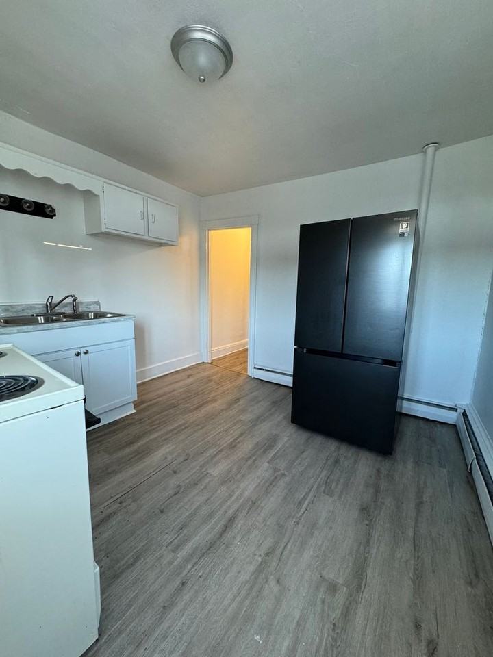 623 Wallace St - Photo 4 of 22