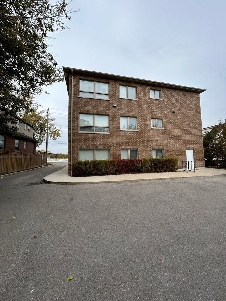 1418 Simcoe St S - Photo 3 of 11