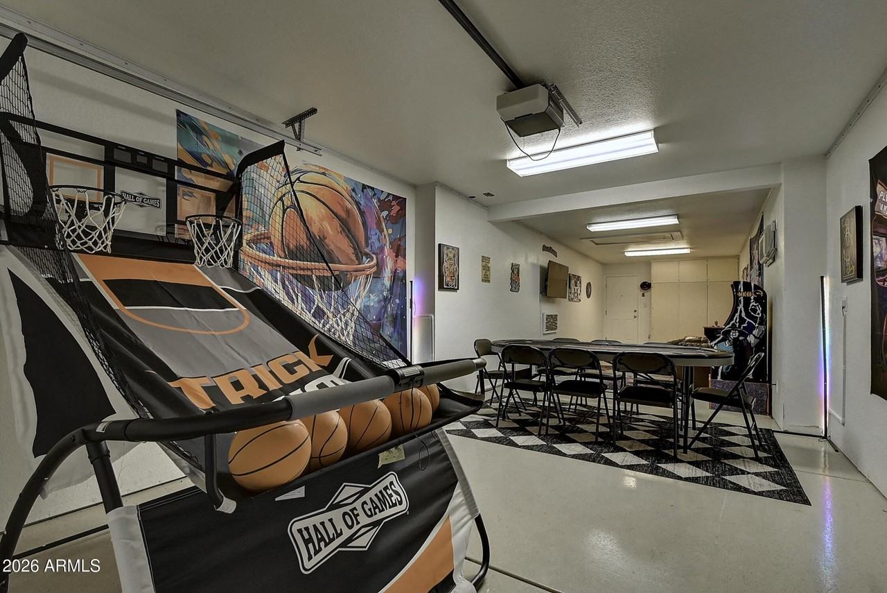 1027 W 19th St - Photo 2 of 50