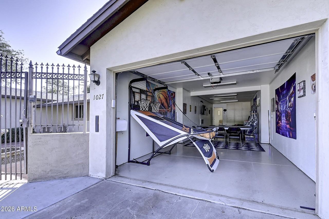 1027 W 19th St - Photo 4 of 50