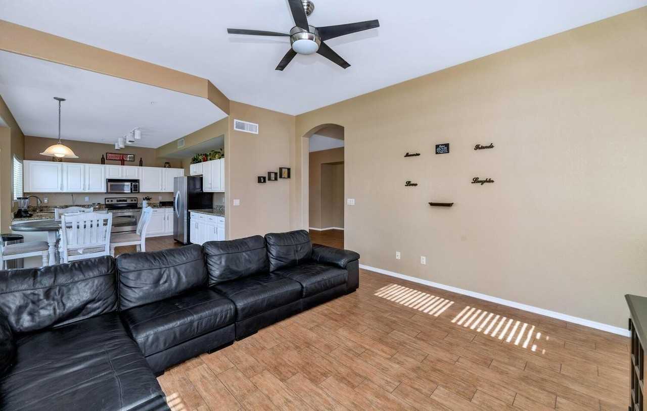 11155 E Laurel Ln - Photo 4 of 36