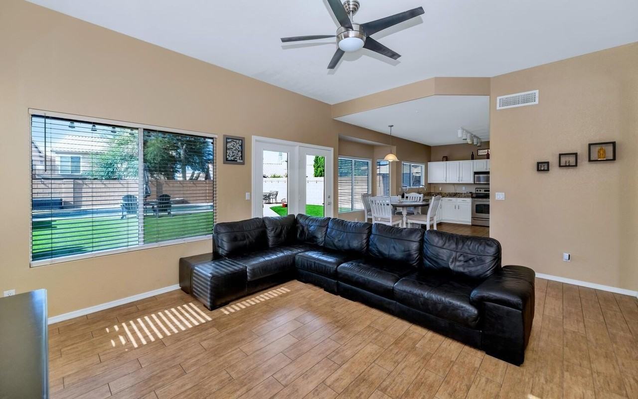 11155 E Laurel Ln - Photo 5 of 36