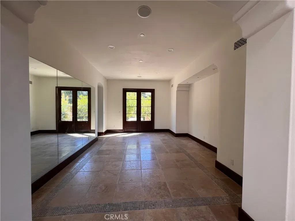 21 Jewel Flower - Photo 2 of 8