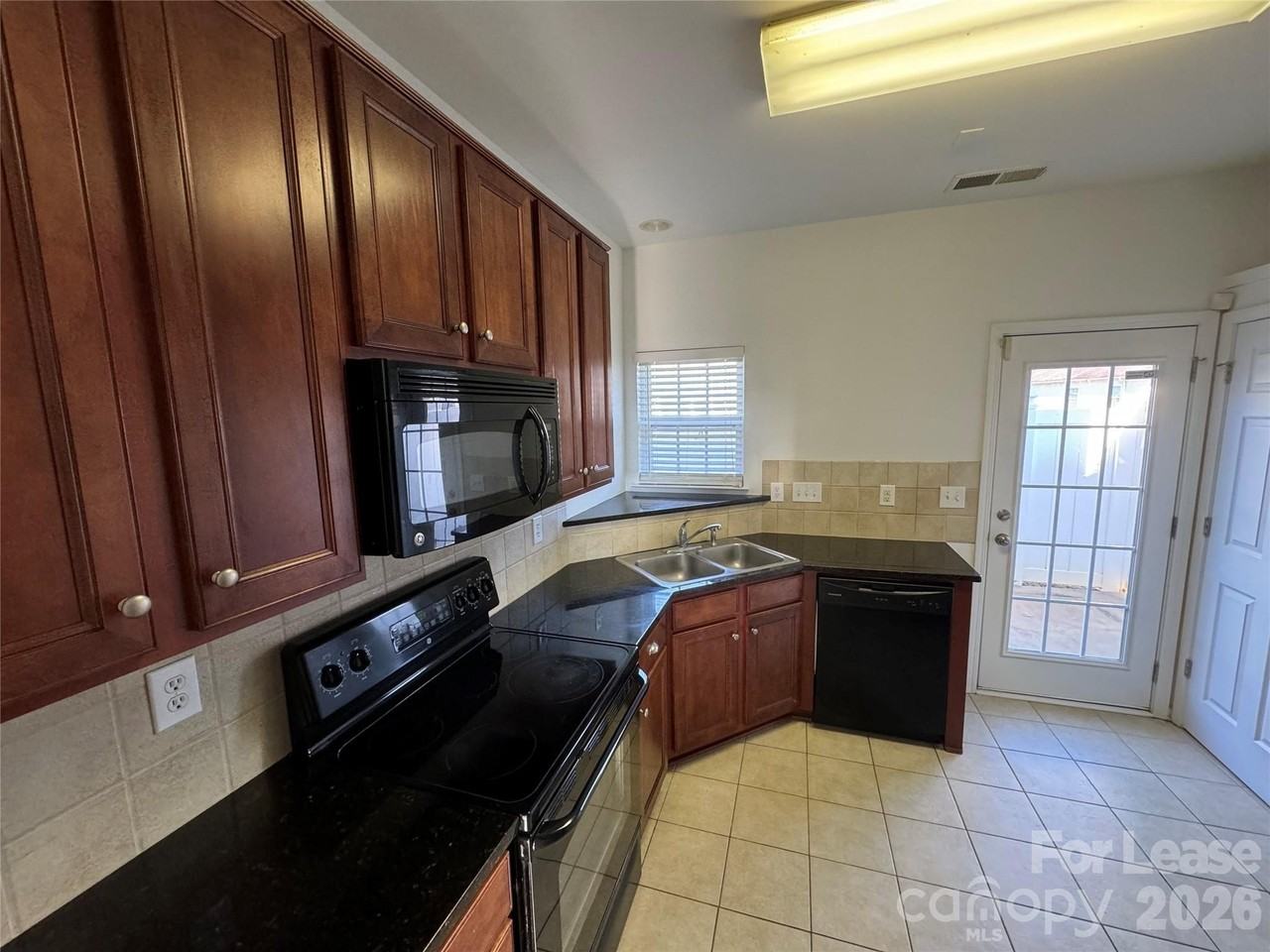 12069 Stratfield Place Cir - Photo 5 of 17