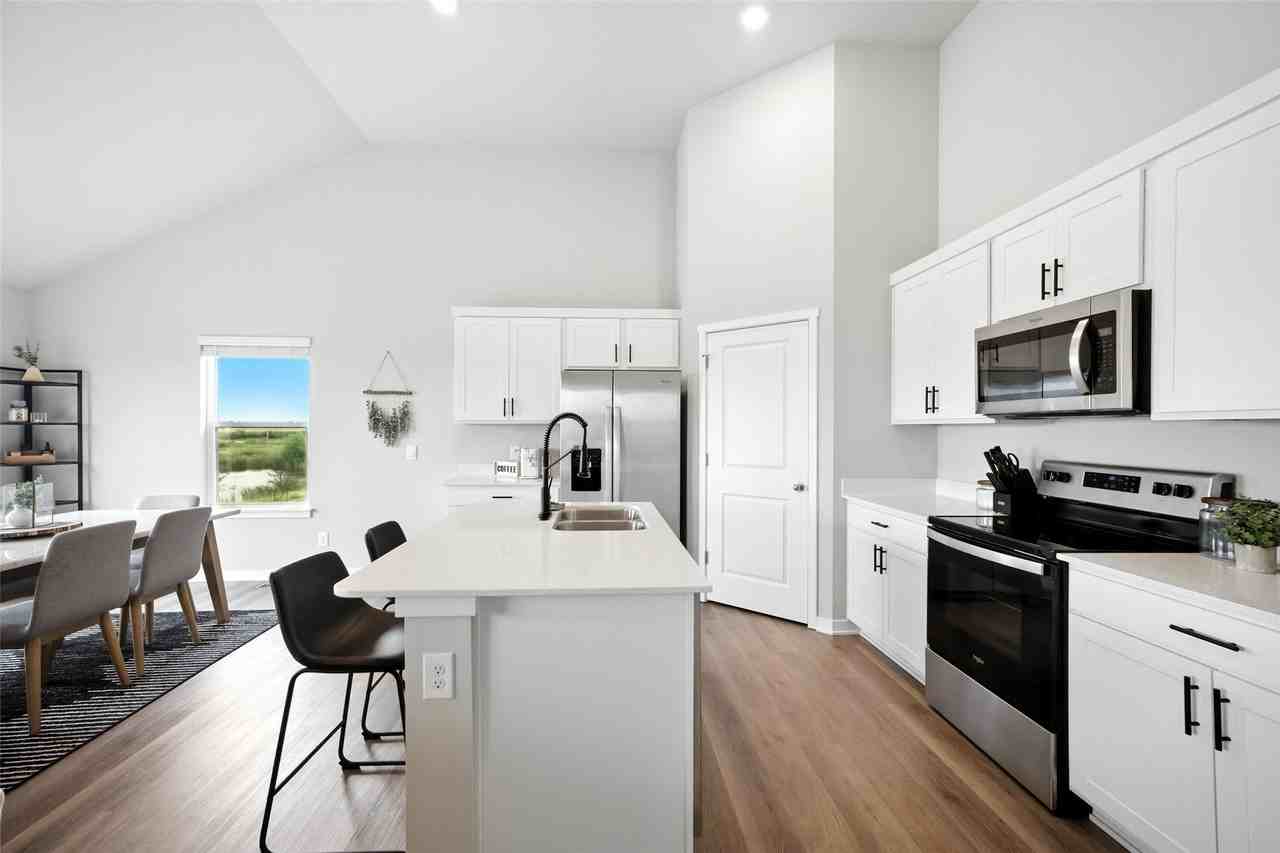 14251 Bentwood Dr - Photo 2 of 32