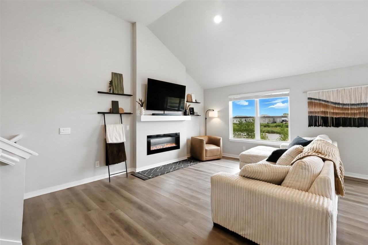 14251 Bentwood Dr - Photo 3 of 32