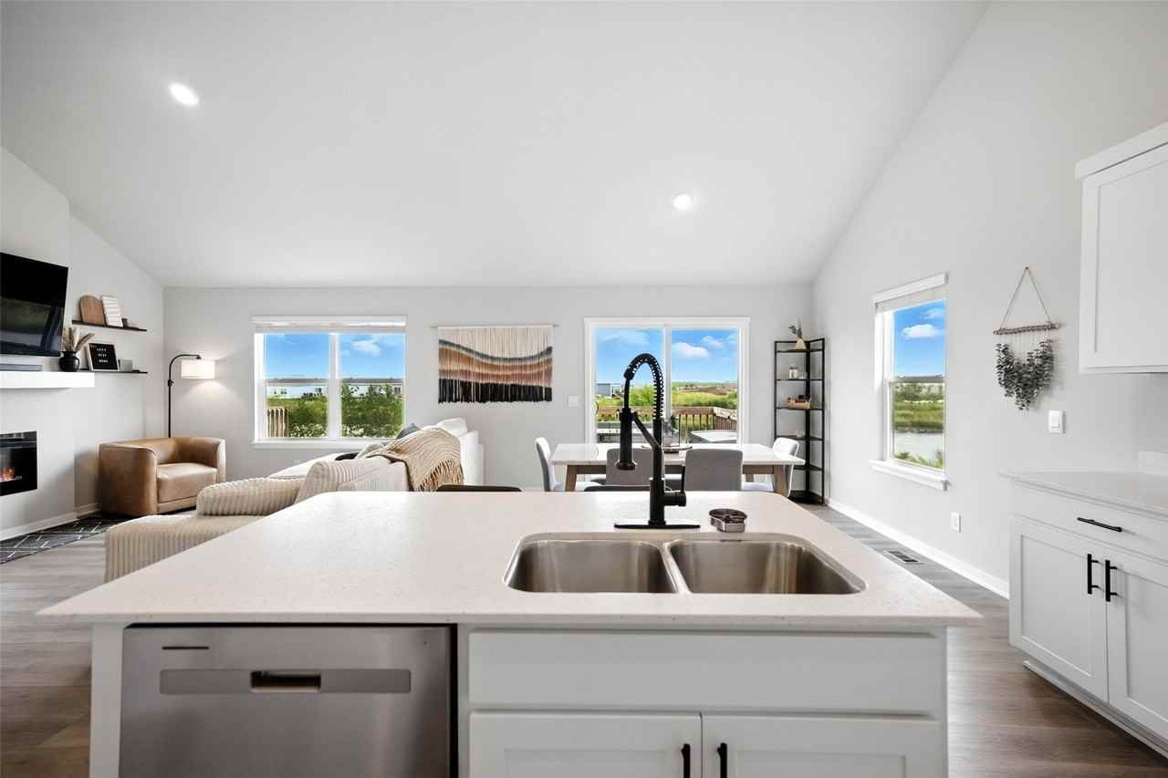 14251 Bentwood Dr - Photo 4 of 32