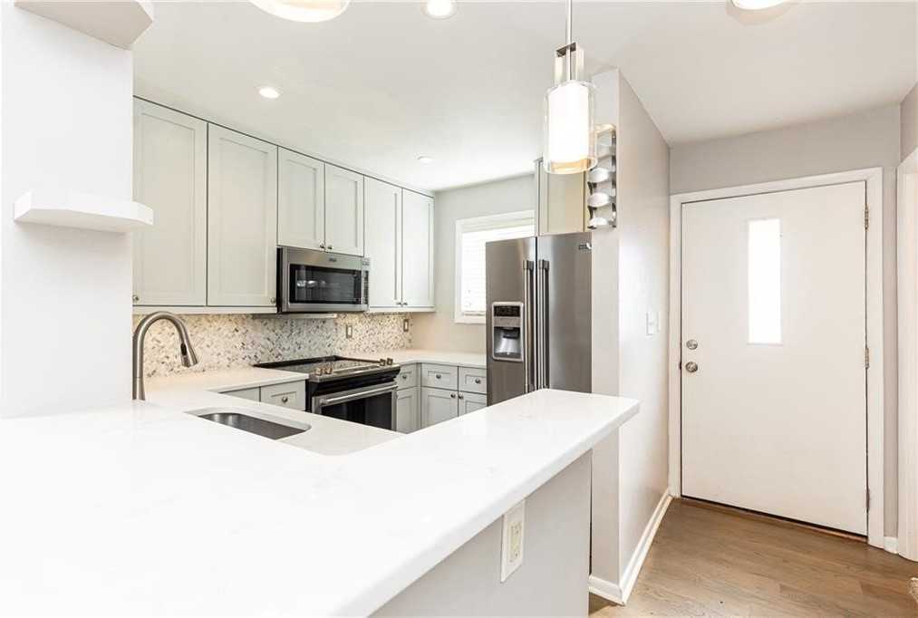 3501 Roswell Rd Ne Apt 302 - Photo 2 of 14