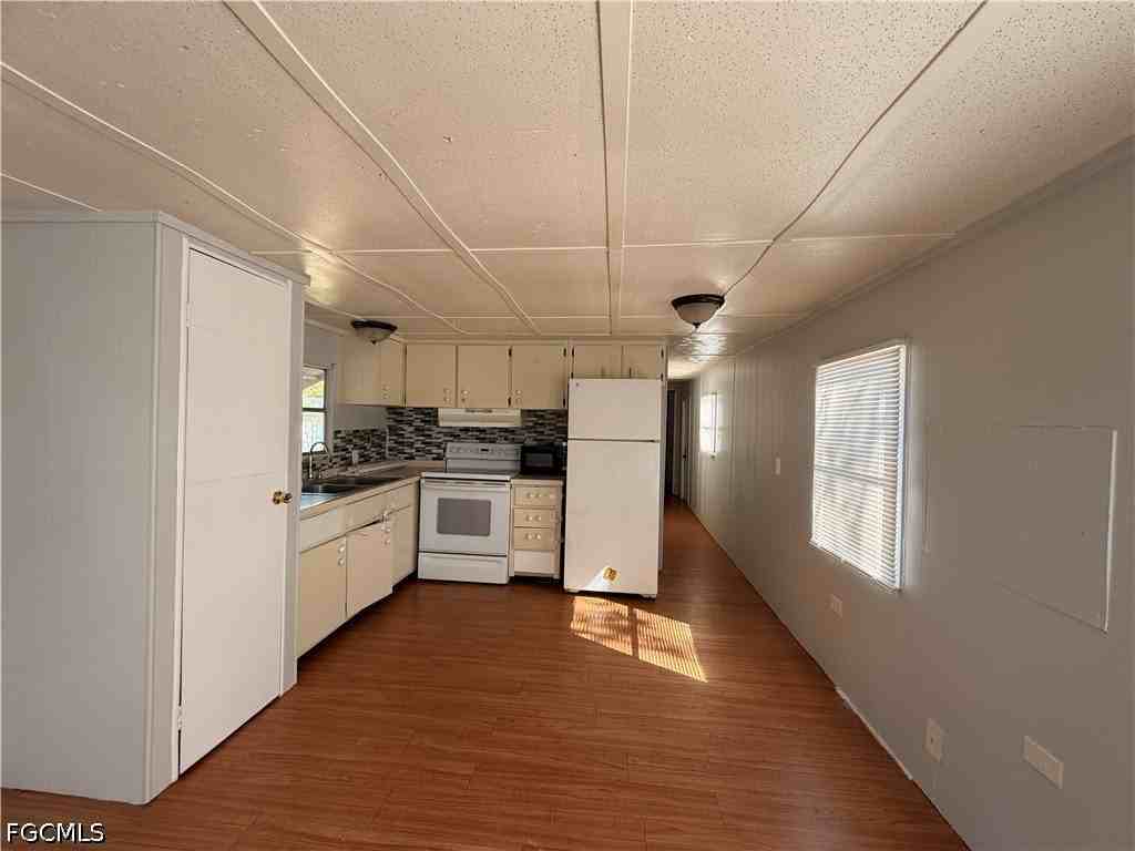 8028 Breeze Dr - Photo 3 of 6