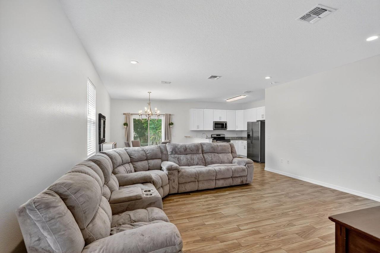 Pineview Dr - Photo 2 of 10