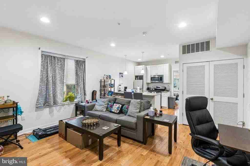 925 N 20th St #2R - Photo 2 of 14