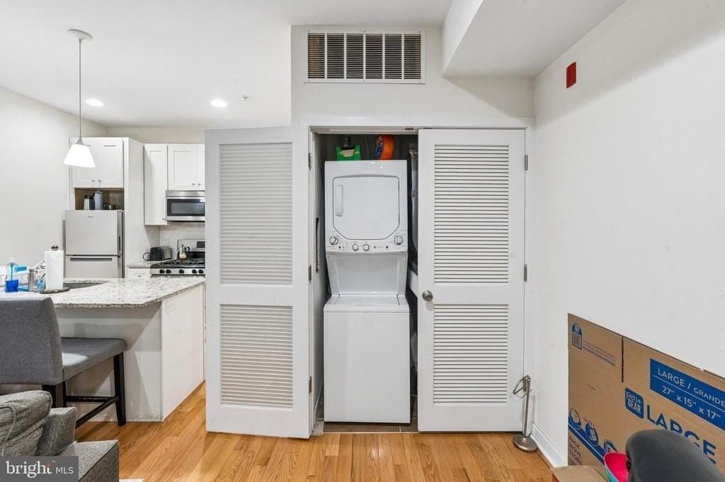 925 N 20th St #2R - Photo 3 of 14