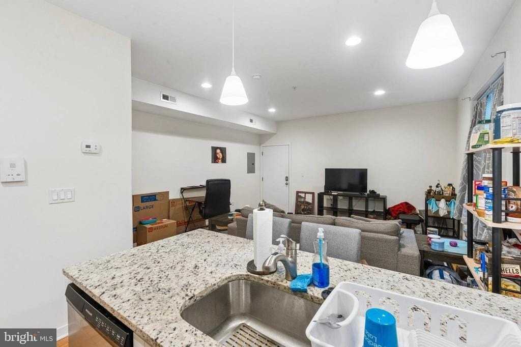 925 N 20th St #2R - Photo 6 of 14