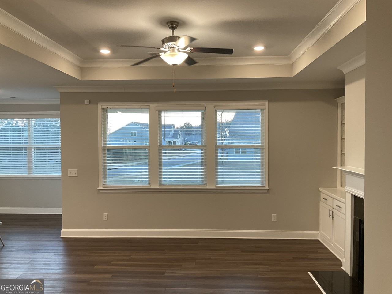 240 Hollis St - Photo 5 of 23