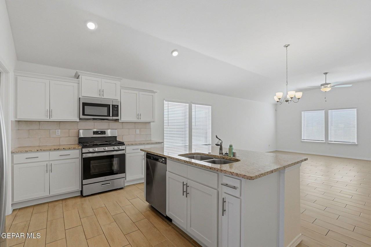 12413 Oconnor Dr - Photo 5 of 37