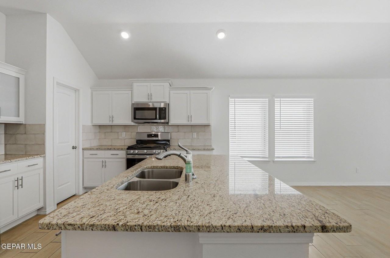 12413 Oconnor Dr - Photo 6 of 37