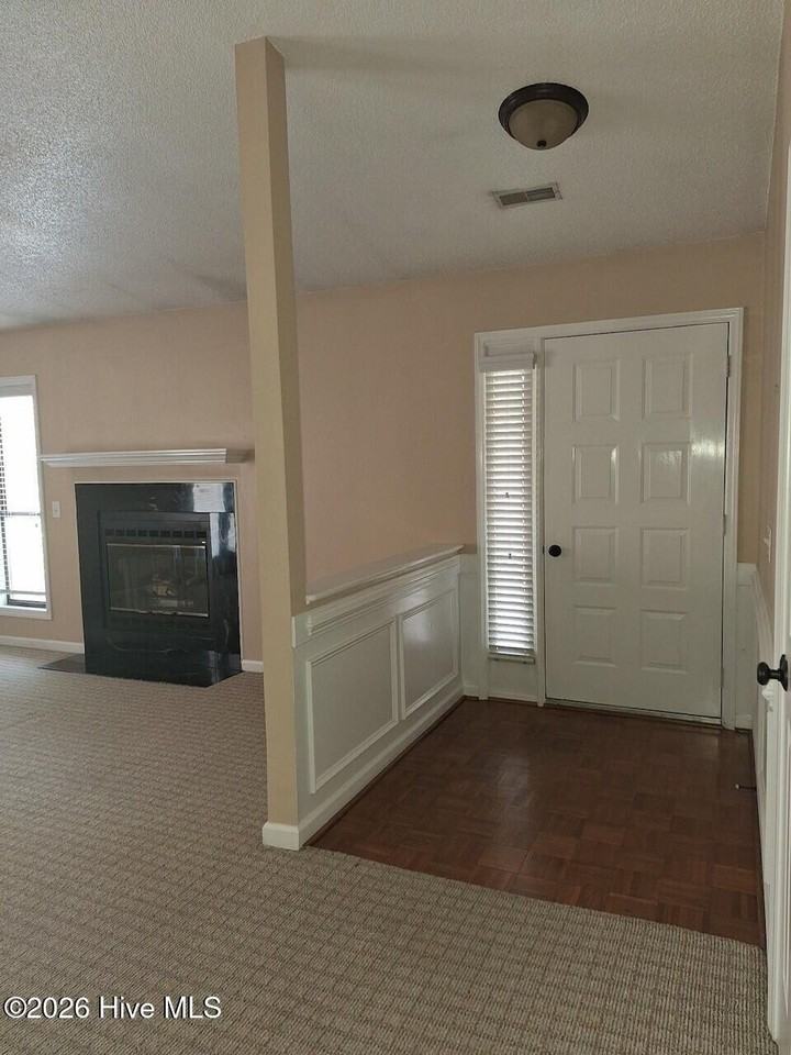 143 Pine Branches Close - Photo 3 of 11