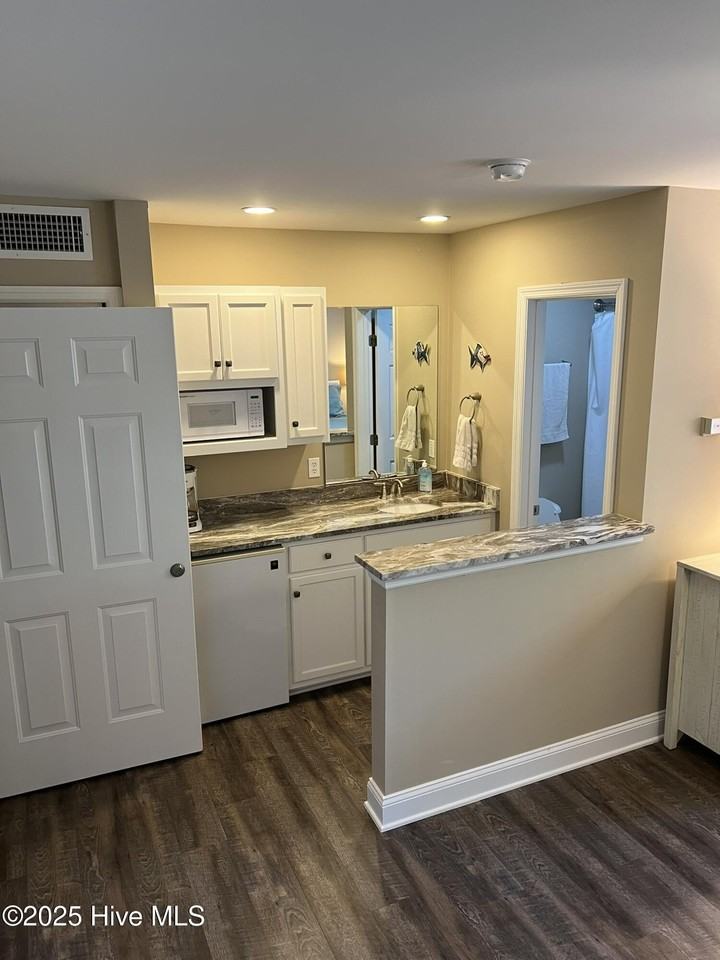 3030 Marsh Winds Cir #302 - Photo 5 of 32