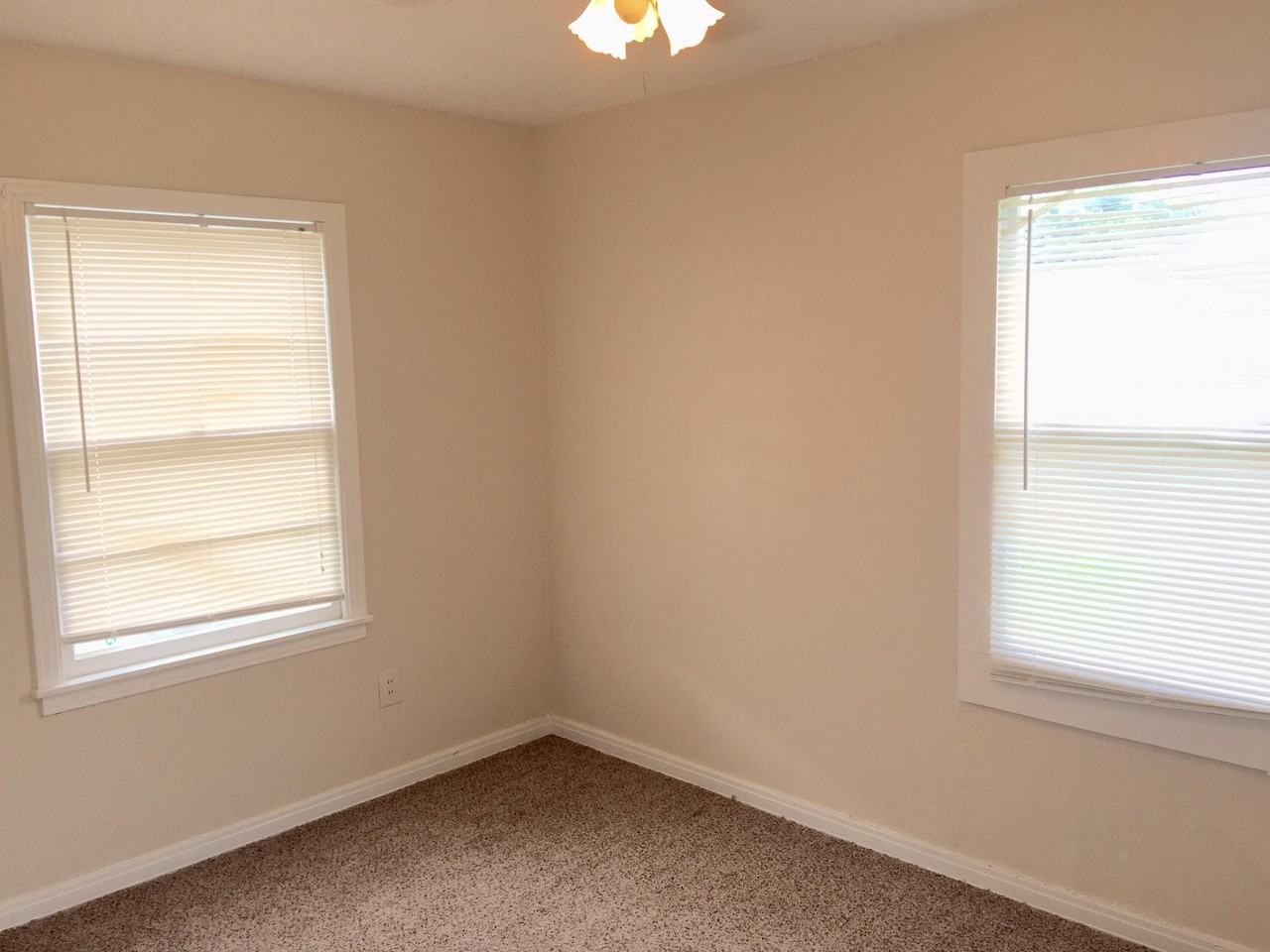 4607 32nd St - Photo 6 of 8