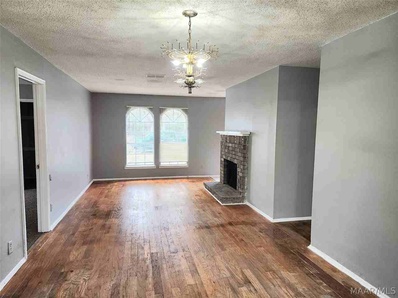 6105 Jennifer Ln - Photo 4 of 15