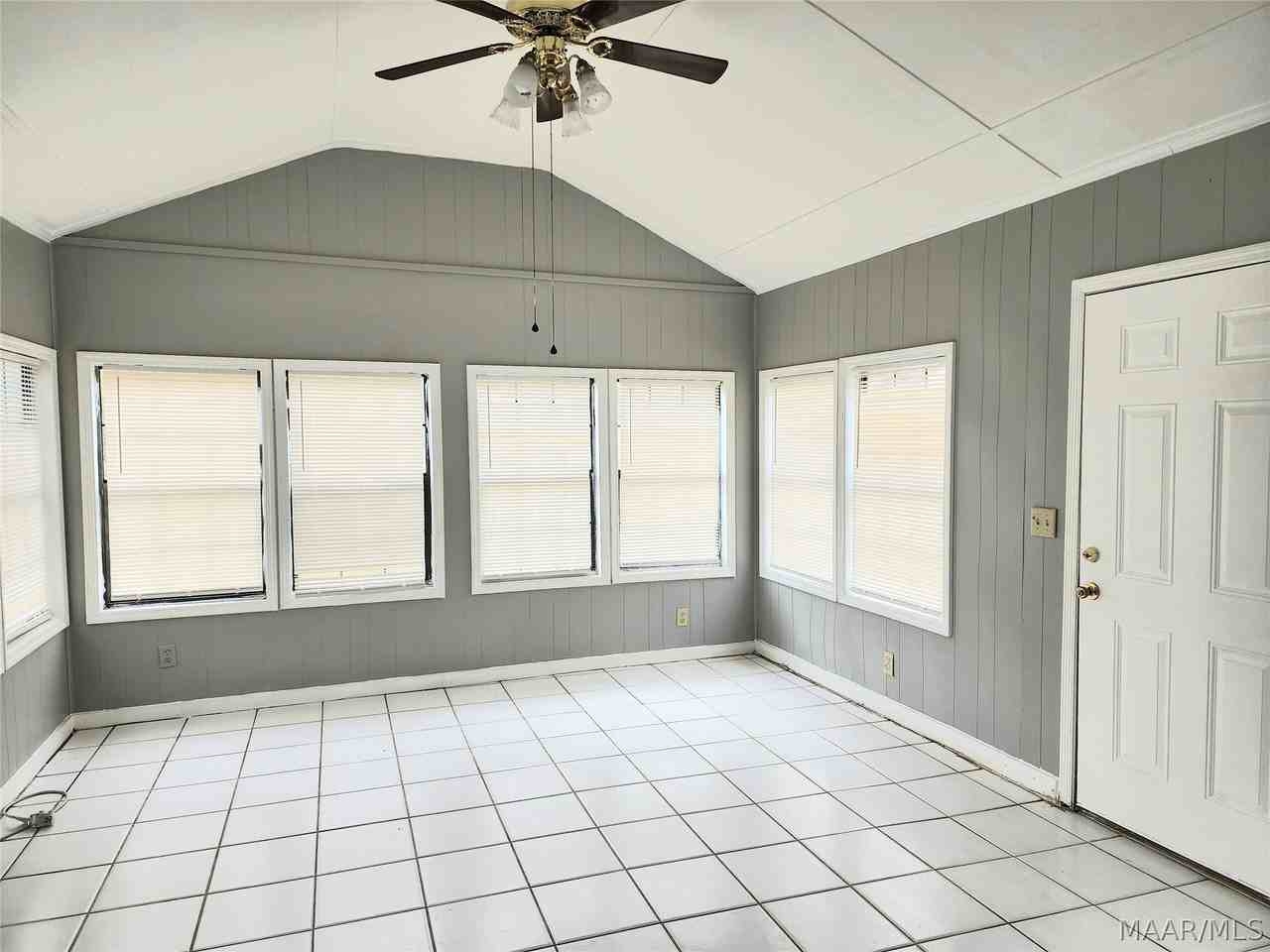 6105 Jennifer Ln - Photo 5 of 15