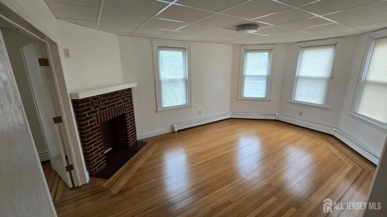 2304 Woodbridge Ave - Photo 2 of 7