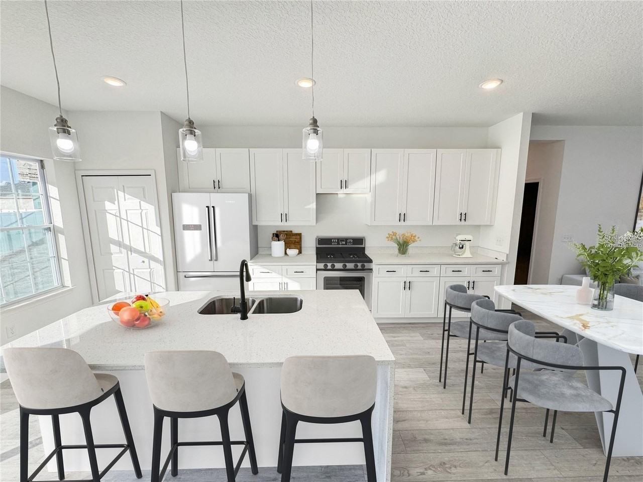 572 W Bluster Pl - Photo 4 of 32