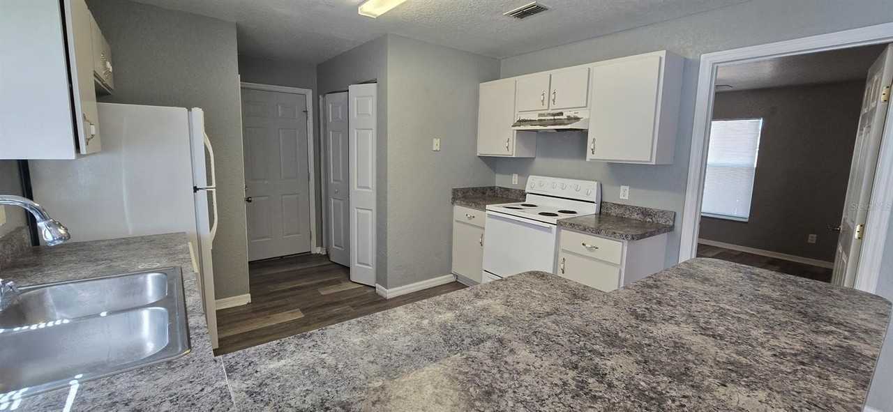 5496 Nw 57th Ave - Photo 4 of 13