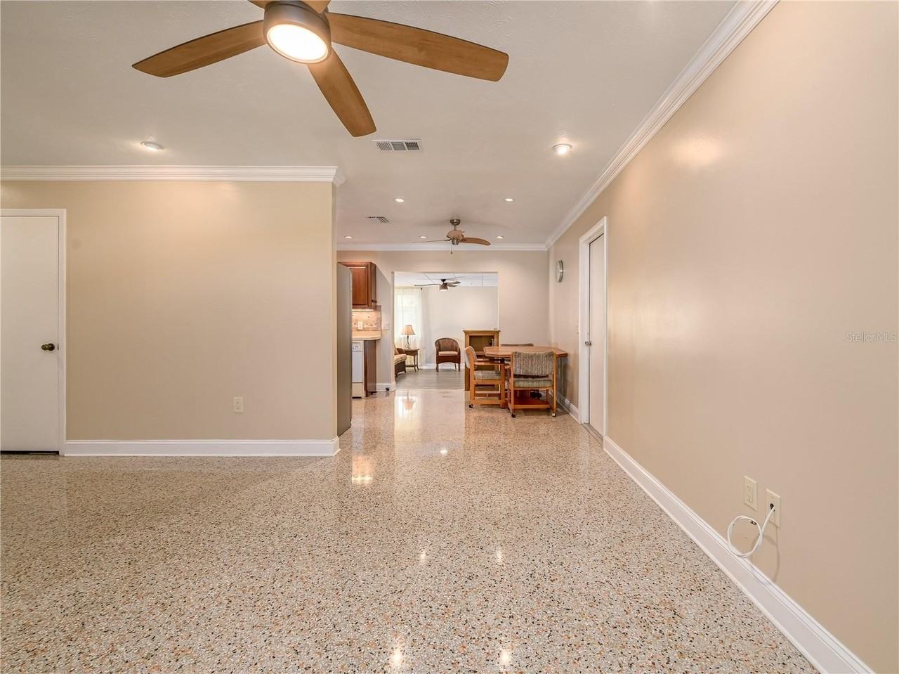 907 Hillside Ter - Photo 6 of 35