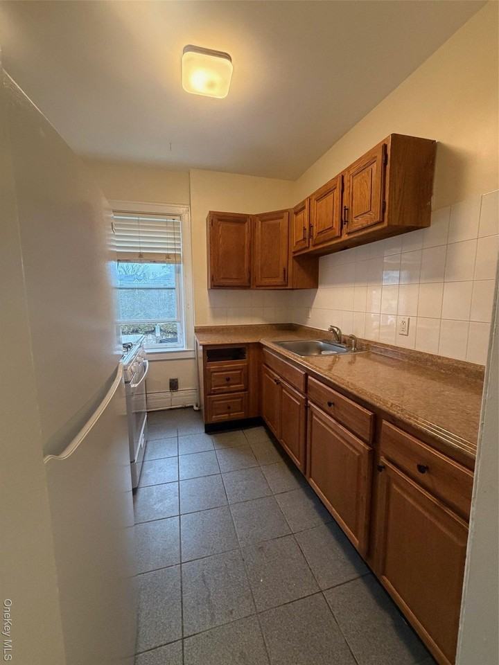 837 Post Rd Apt 1r - Photo 2 of 9