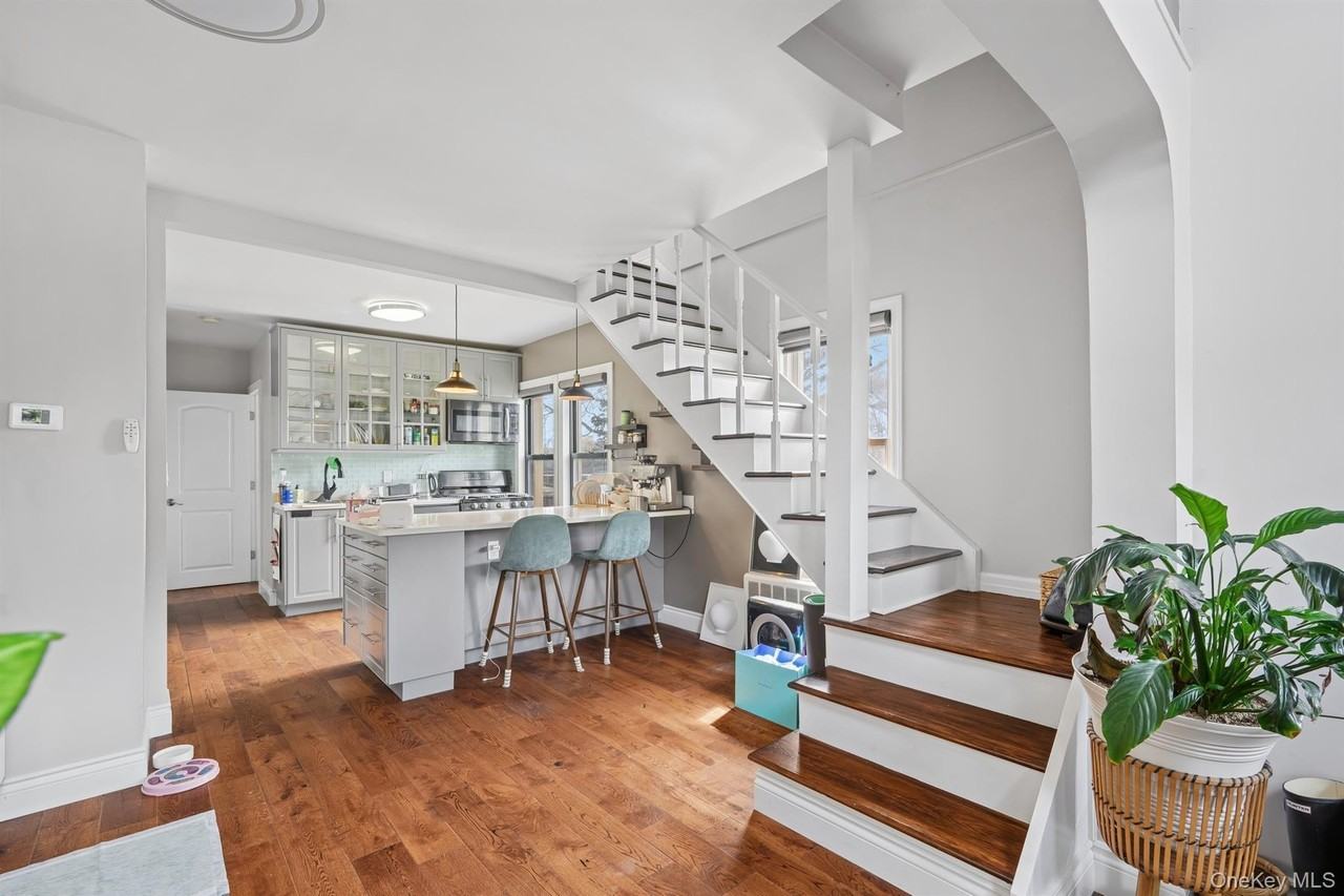 6017 172nd St - Photo 3 of 18