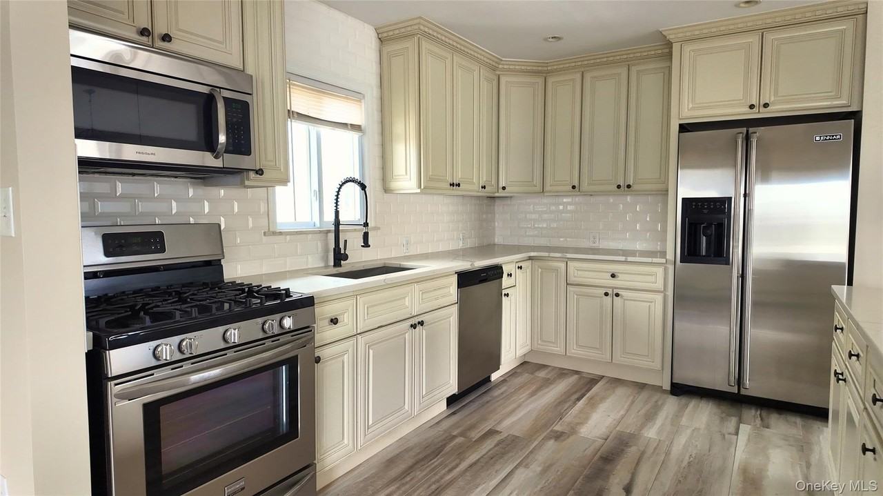 468 Nassau Ave - Photo 5 of 12