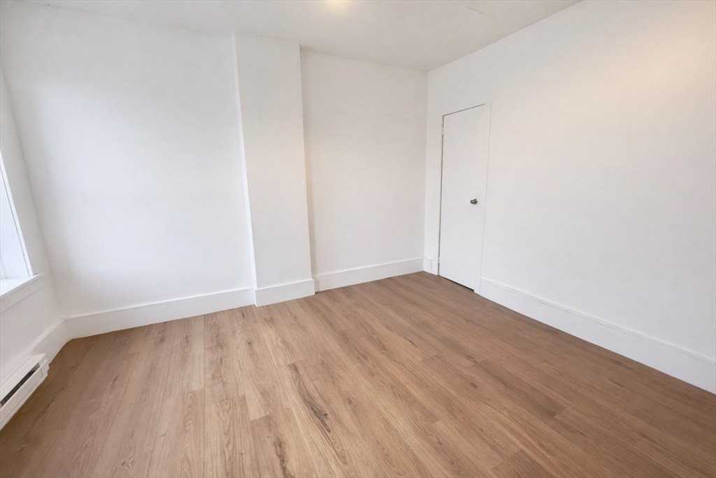 650 High St Apt 3 - Photo 3 of 8