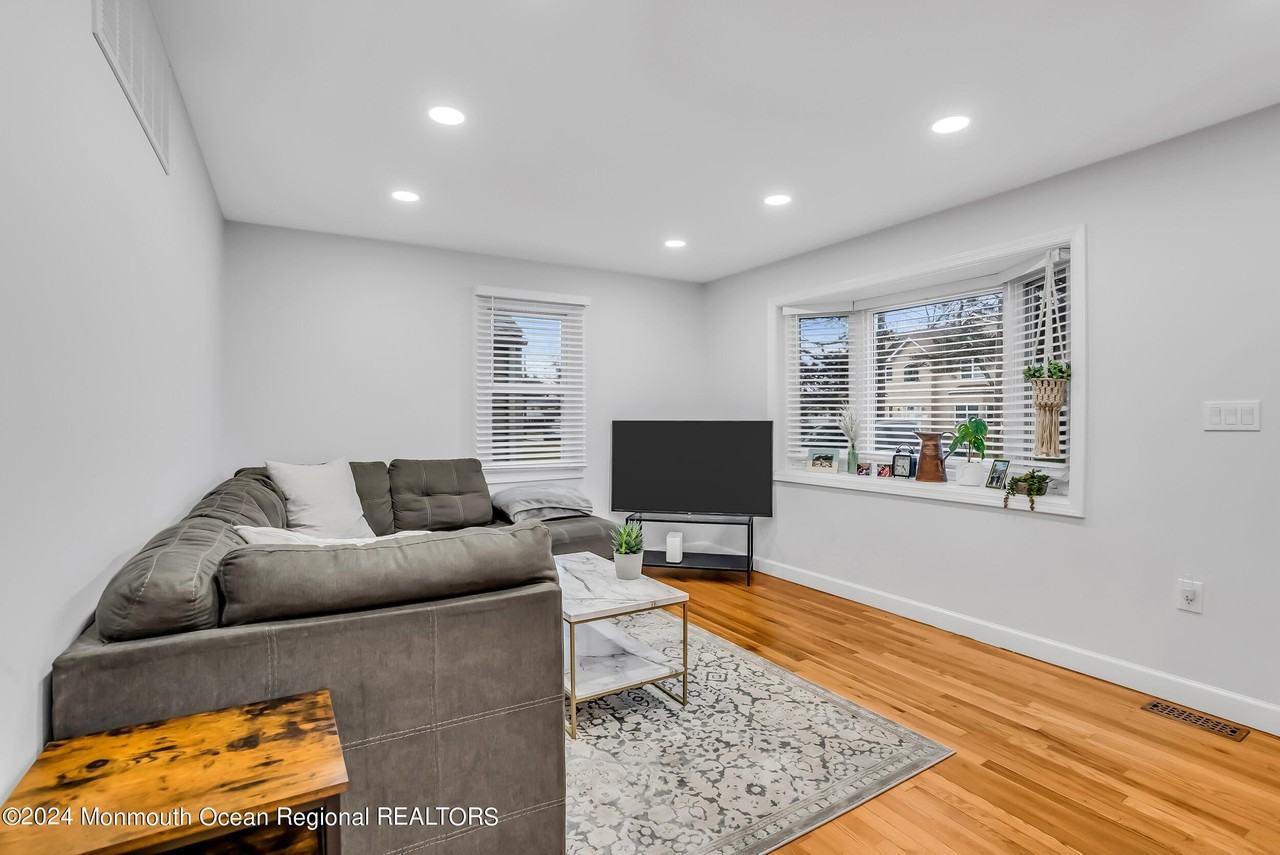 309 Jersey Ave - Photo 3 of 24