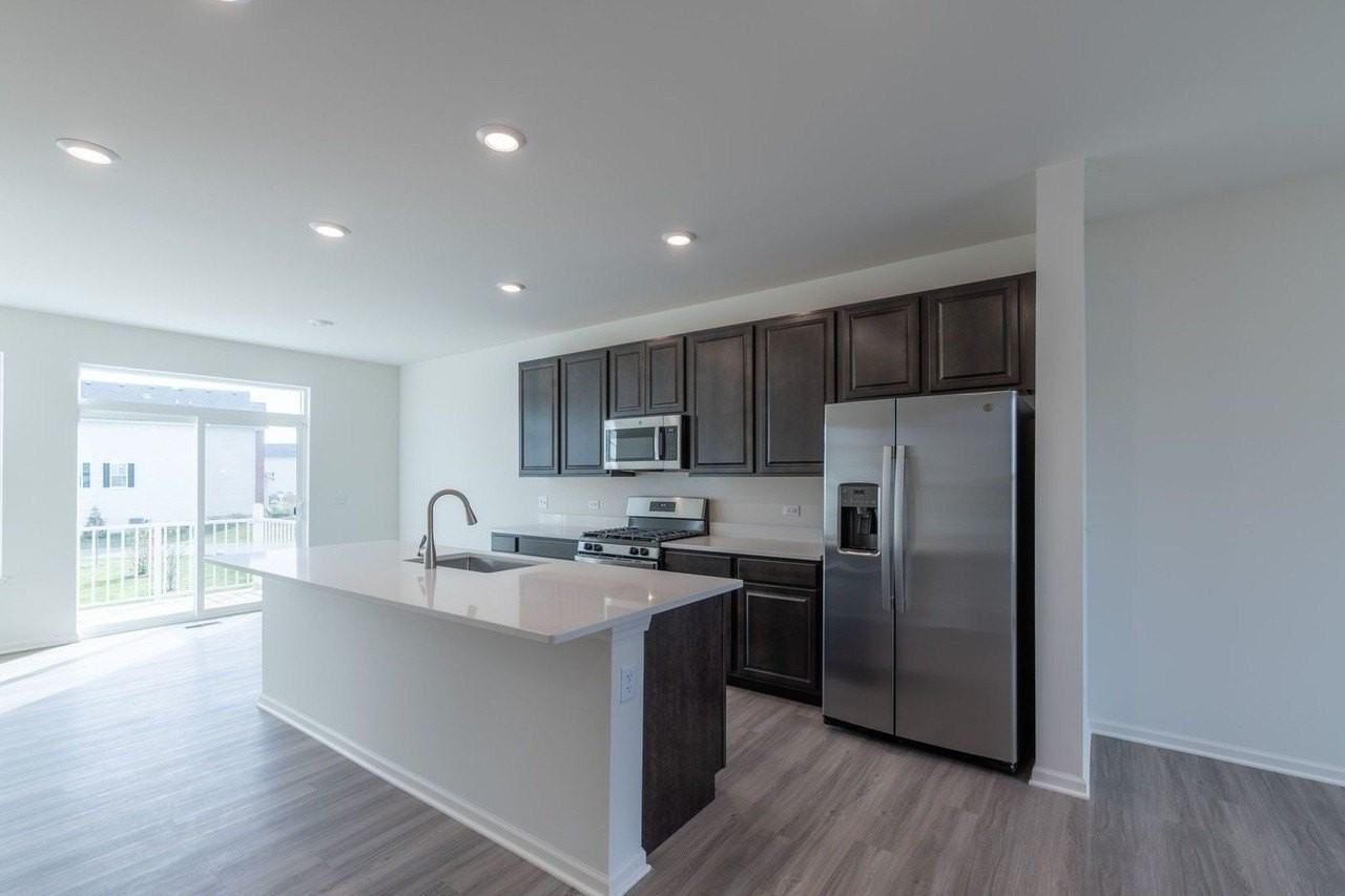 605 Brook Ct - Photo 4 of 36