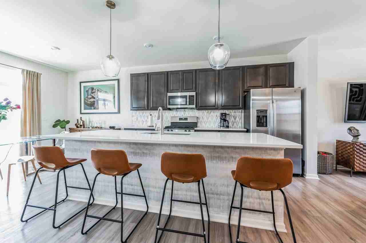 605 Brook Ct - Photo 5 of 36