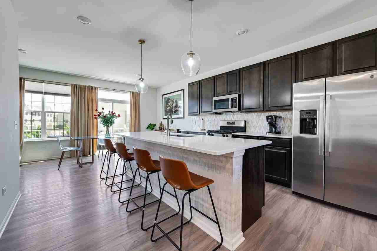 605 Brook Ct - Photo 7 of 36