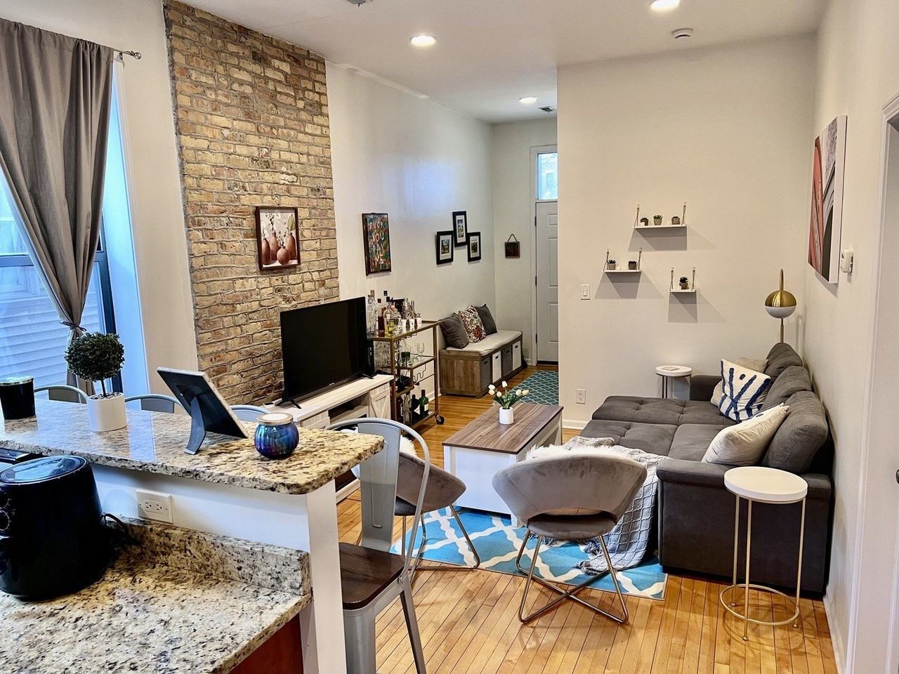 1421 W Huron St Apt 2r - Photo 2 of 19