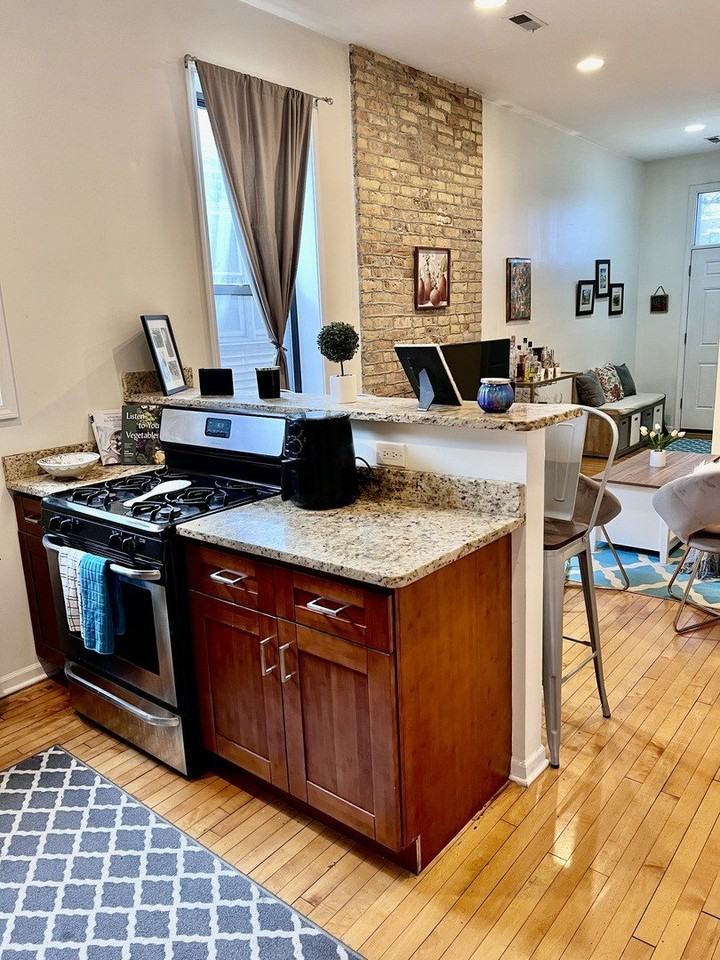 1421 W Huron St Apt 2r - Photo 7 of 19