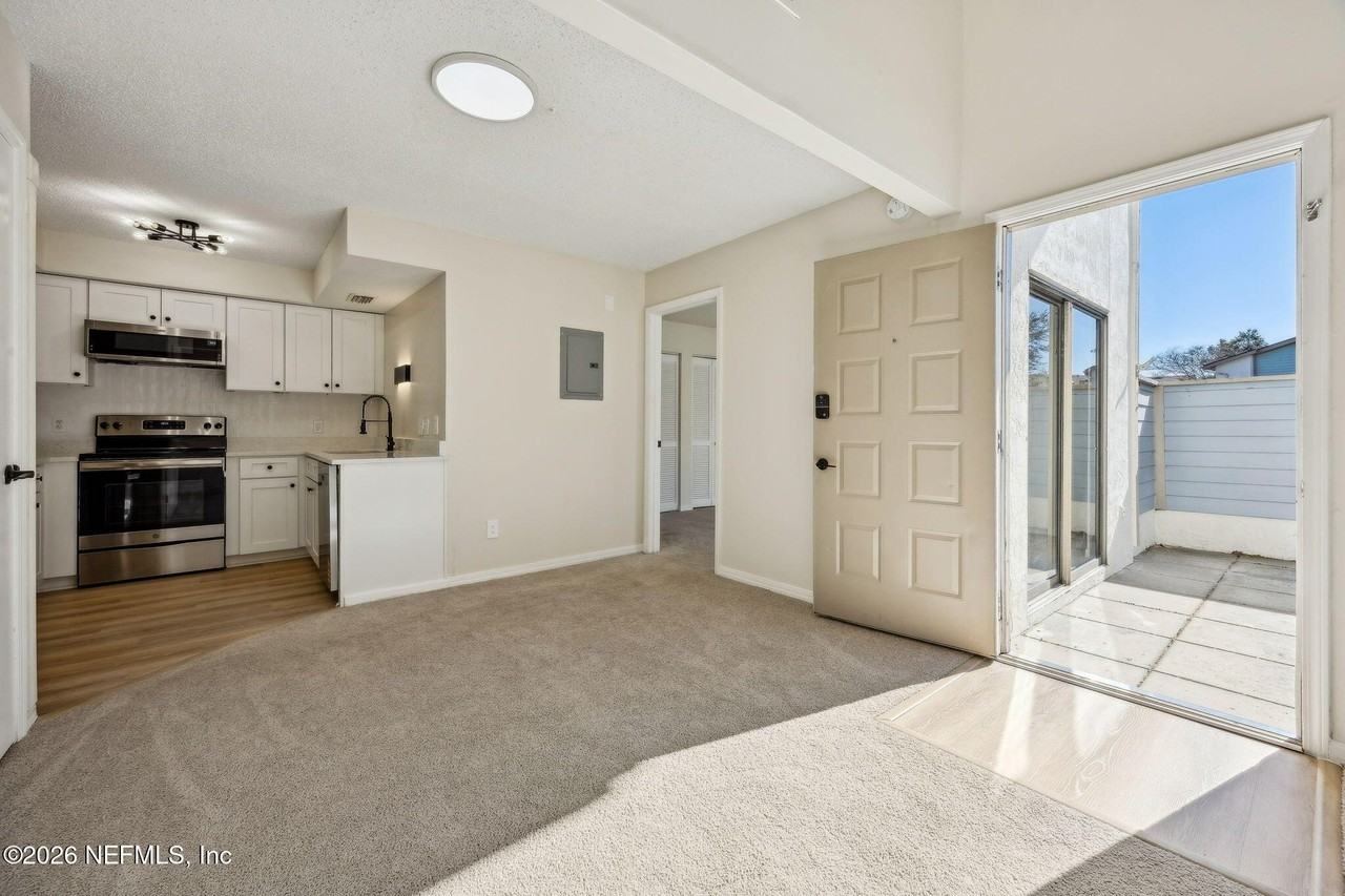 1604 Challenger Ct W Unit 1604 - Photo 7 of 20