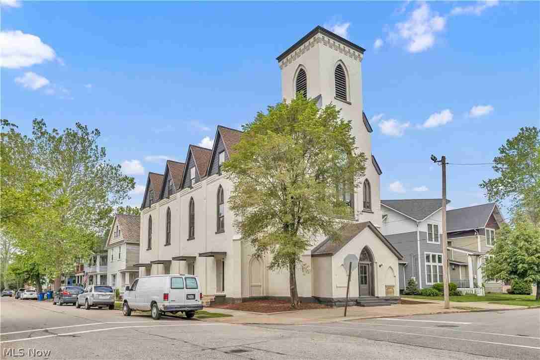 2130 W 42nd St Apt 2 - Photo 2 of 43
