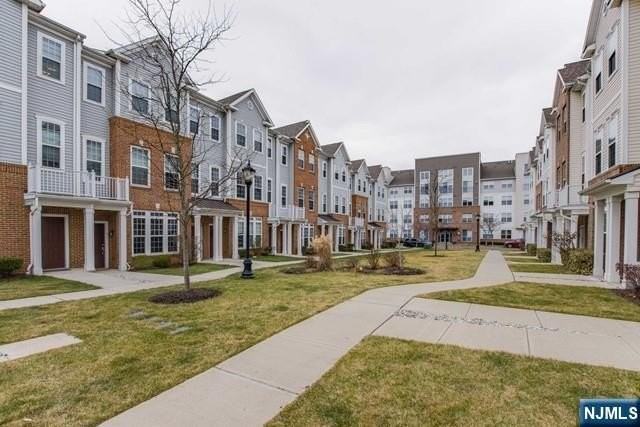 22 Veterans Dr - Photo 3 of 49