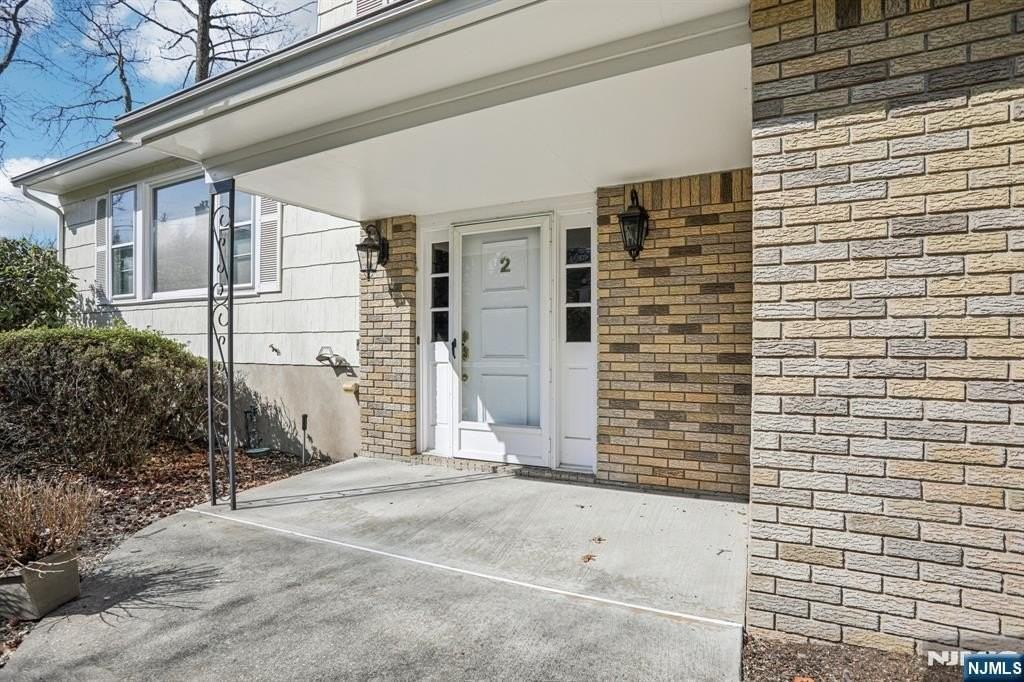 2 Eisenhower Rd - Photo 4 of 33