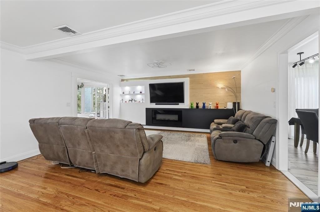 52 Hillside Ave - Photo 5 of 33