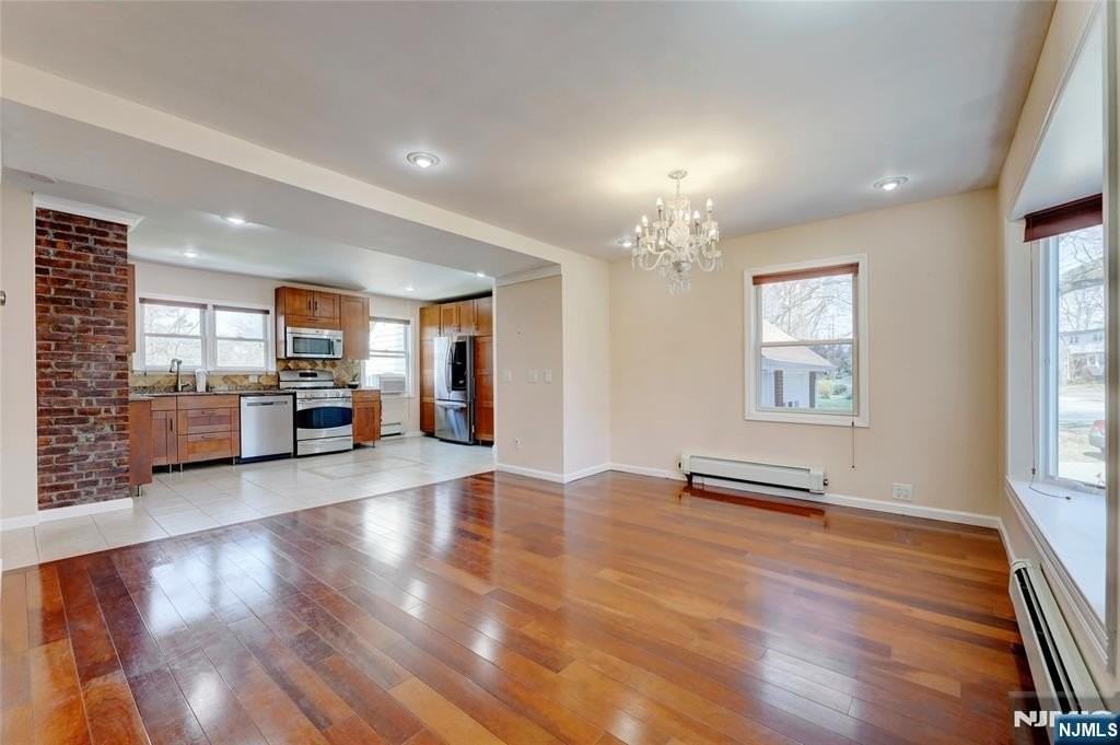 577 Forest Ave - Photo 7 of 27