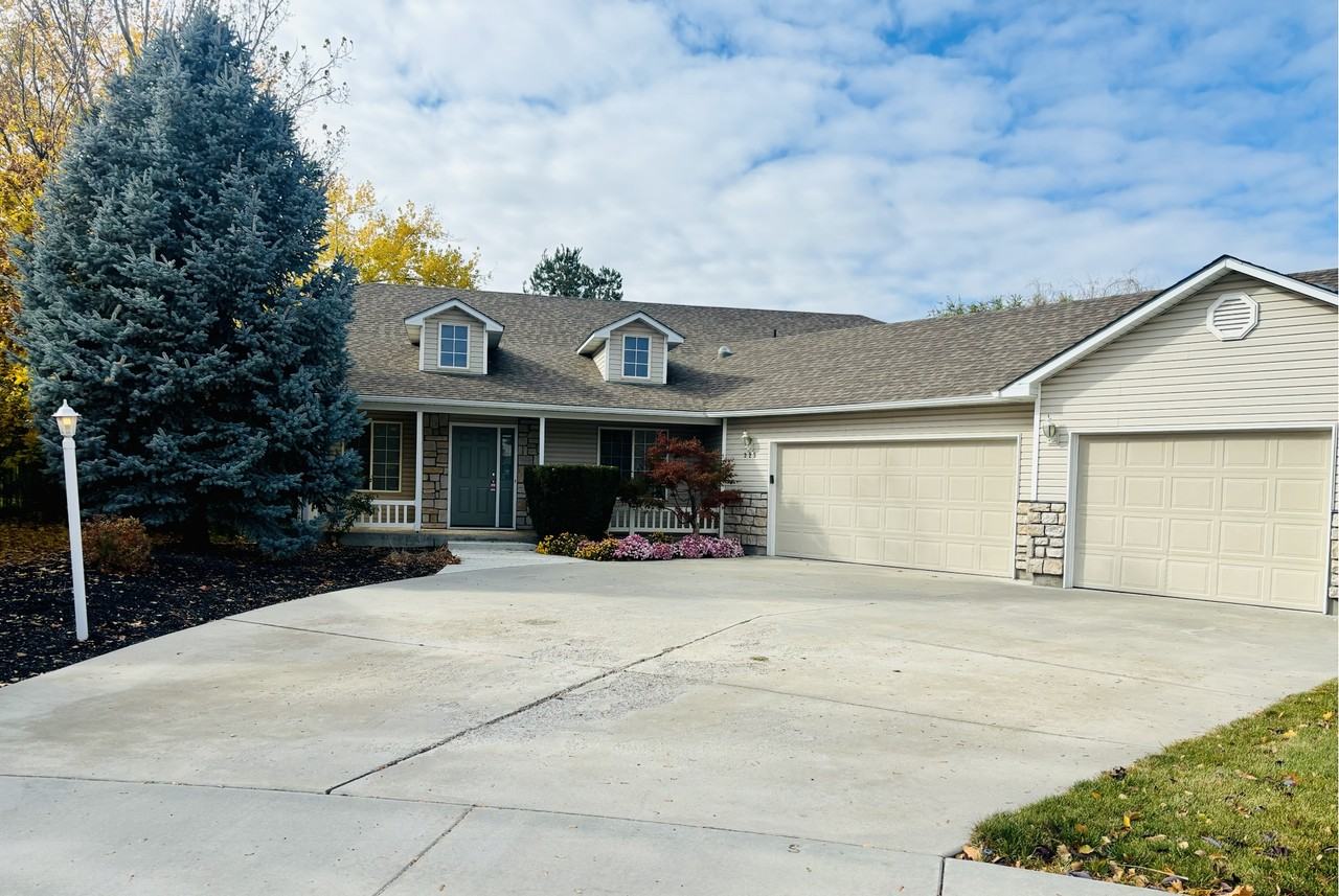 325 Creekside Place - Photo 2 of 30