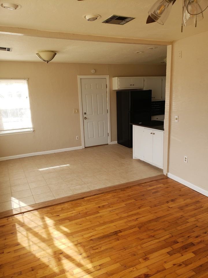 809 3rd St #1 - Photo 3 of 11