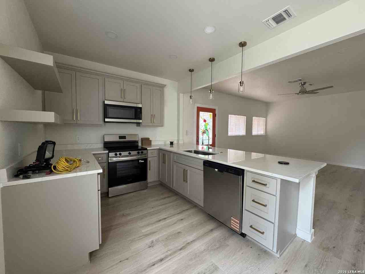 631 E Mistletoe Ave - Photo 3 of 30